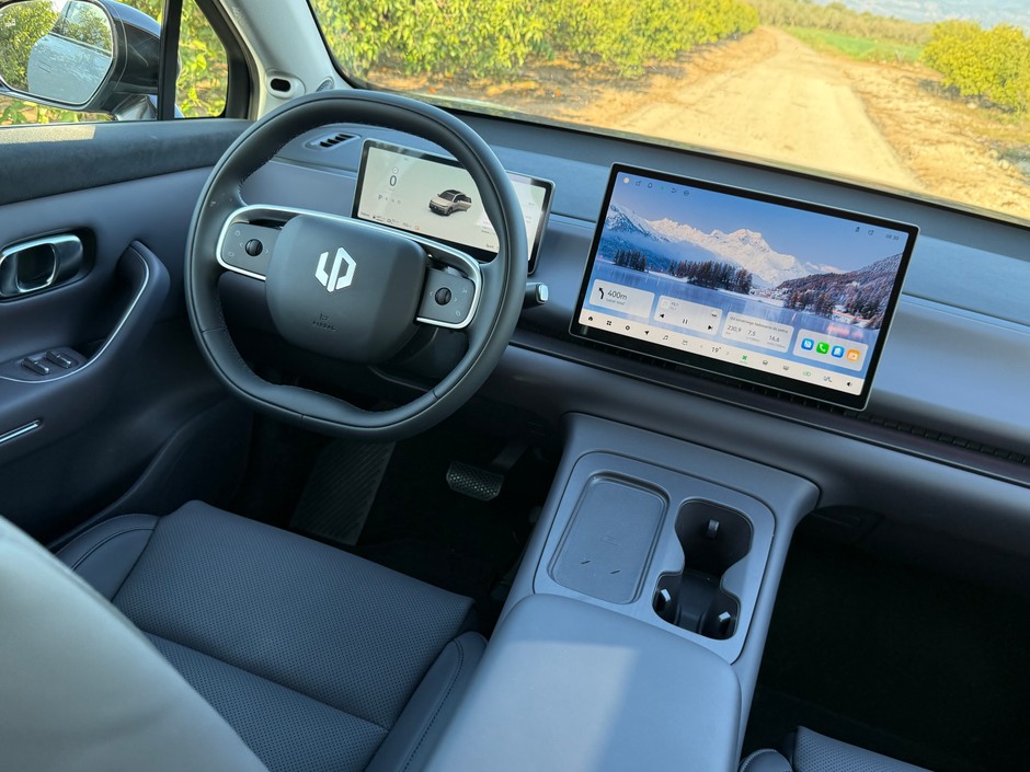 Leapmotor C10 – na środku deski rozdzielczej mamy typowy dlas chińskiej motoryzacji "tablet". Dobrze, że rozdzielczość i czułość są OK