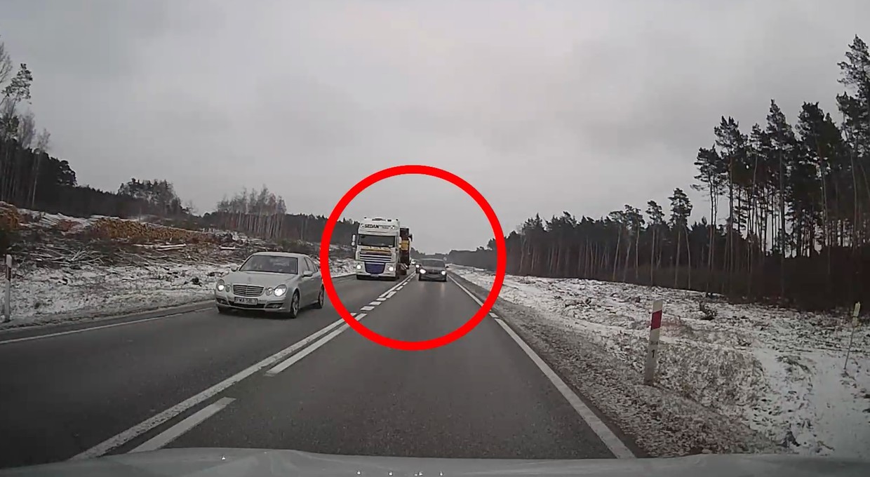 Kierowca BMW wyprzedzał bez opamiętania. "Przytulił się" do ciężarówki jak tylko mógł