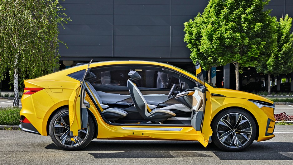 Skoda Vision iV: estetyczne, ale niepraktyczne wnętrze z „lewitującymi” fotelami i otwierającymi się w przeciwnych kierunkach drzwi to obok kamer w miejscu lusterek zewnętrznych ulubione zabiegi projektantów modeli studyjnych