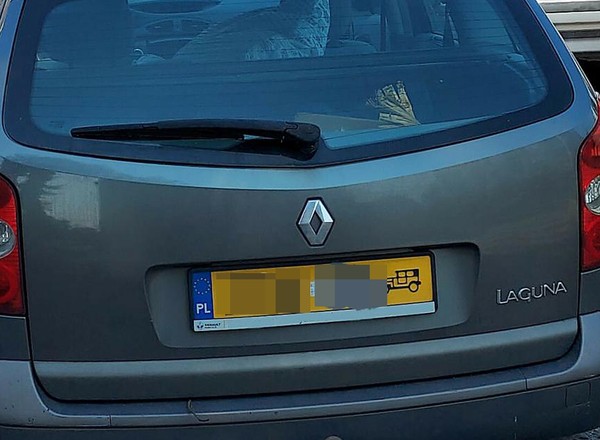 Renault Laguna II z żółtymi tablicami rejestracyjnymi. Lipne zabytki psują "rynek"