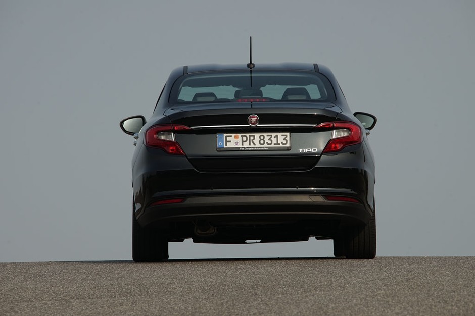 Fiat Tipo kontra Skoda Rapid - co oferują topowe wersje?