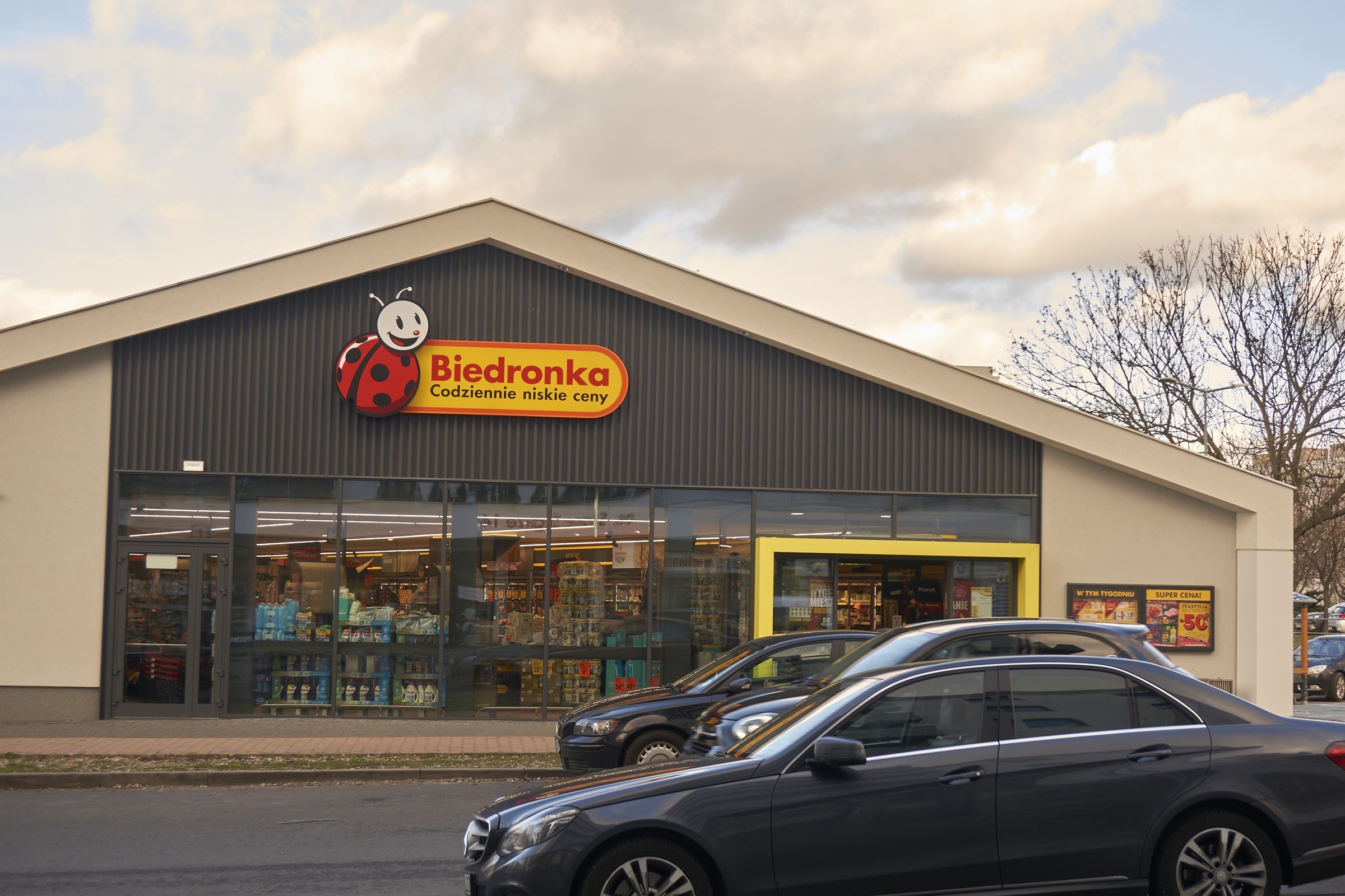 Na parkingach pod Biedronką będzie nowy system. Testy już trwają