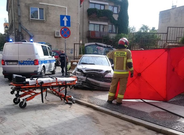Samochód uderzył w ścianę kościoła. Poszkodowaną reanimowano