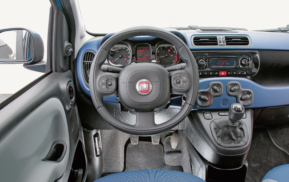 Konsola nadal może gnieść w kolano, obsługa wciąż jest łatwa, a pozycja za kierownicą – stosunkowo wysoka