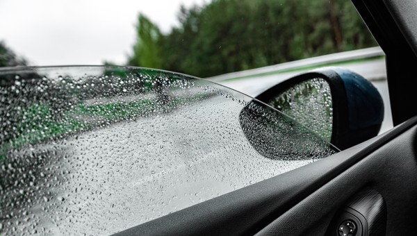 Mało znana sztuczka. Tak zamkniesz okno bez włączania silnika