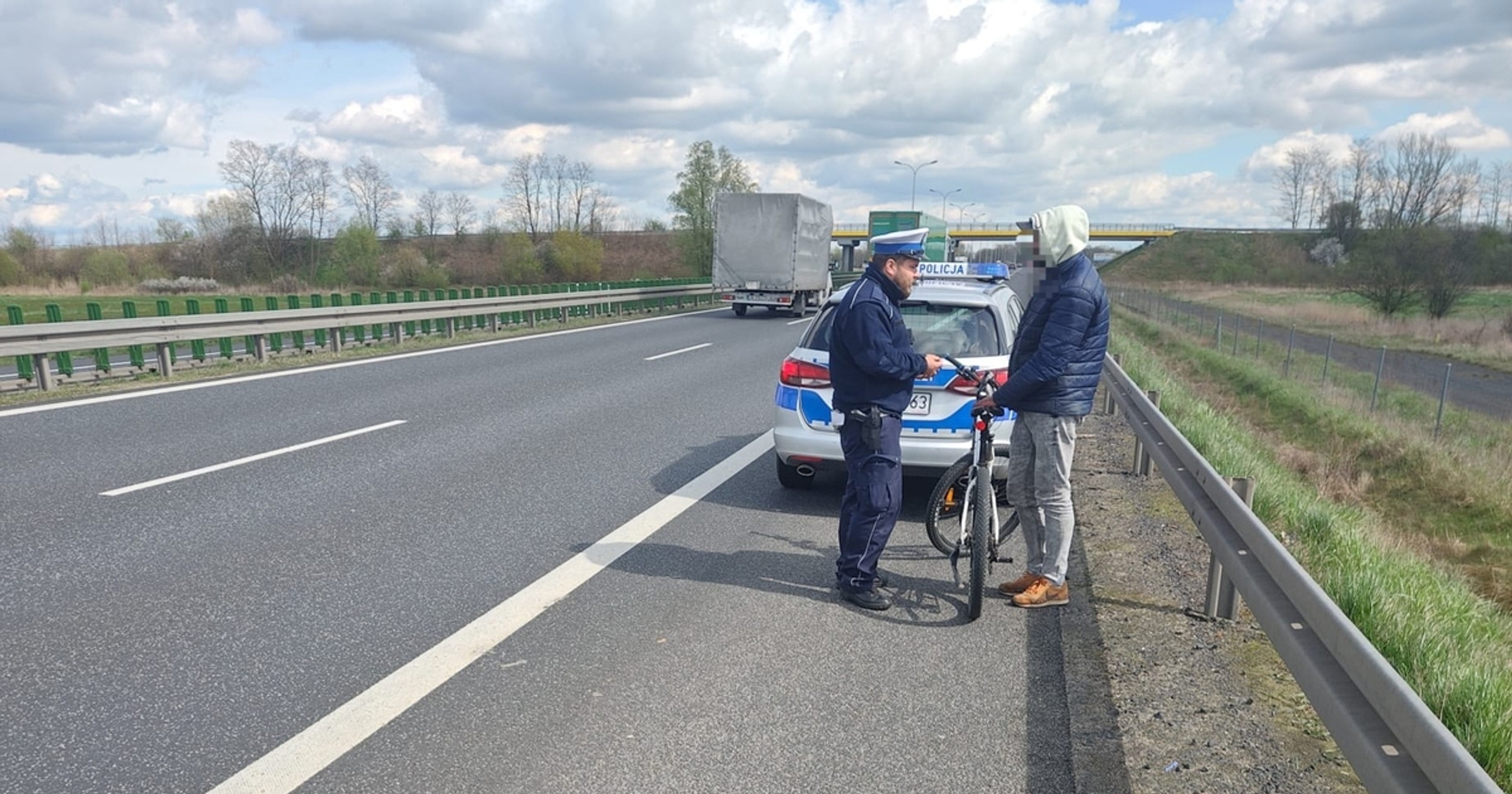 Obraz pochodzący z serwisu https://zielona-gora.policja.gov.pl/go2/serwis-informacyjny/aktualnosci/49909,Policjanci-zatrzymali-na-drodze-ekspresowej-rowerzyste.html