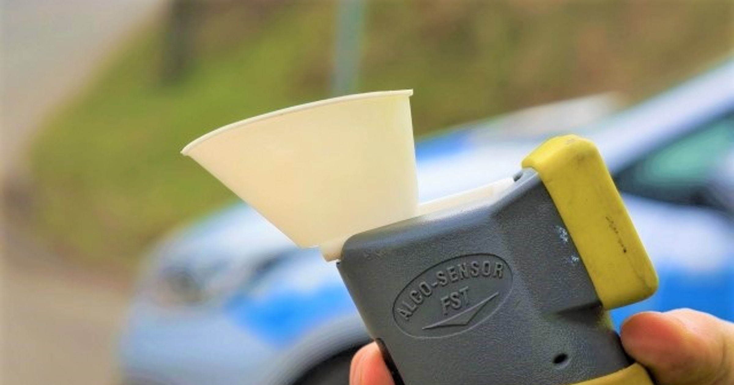 Policjanci zatrzymali kierowcę Renault. Grozi mu wysoka grzywna