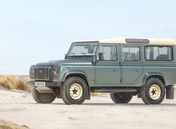Używany Land Rover Defender za ponad milion złotych. Możesz sobie wybrać kolor. Kupujesz?