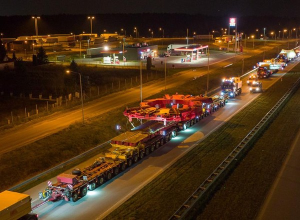 Pierwszy konwój z wielkimi elementami maszyny TBM dotarł do celu. Będą jeszcze dwa