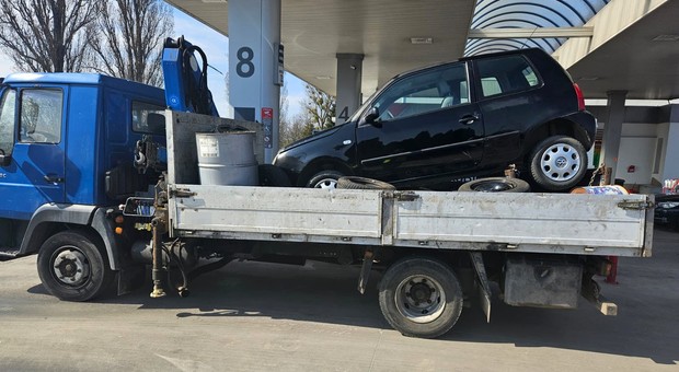 Przewoził osobówkę na ciężarówce. Natychmiast został zatrzymany przez policję