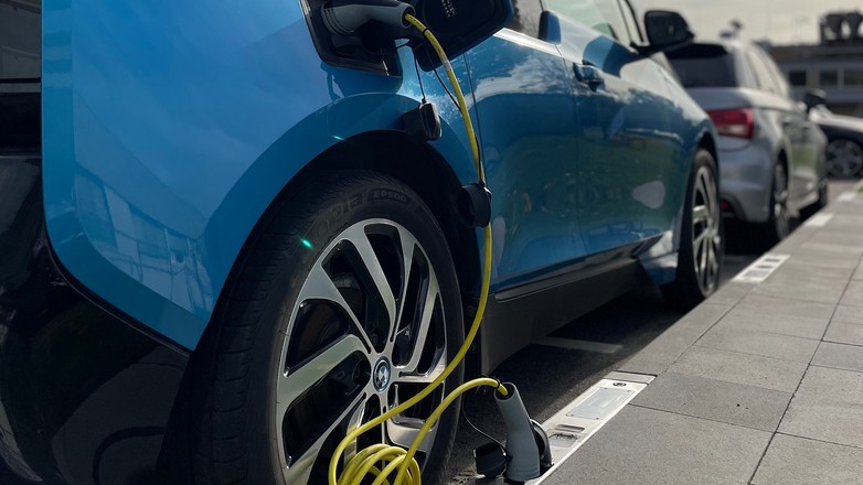 Punkty ładowania w krawężniku? Program pilotażowy pokazał, że to rozwiązanie ma sens