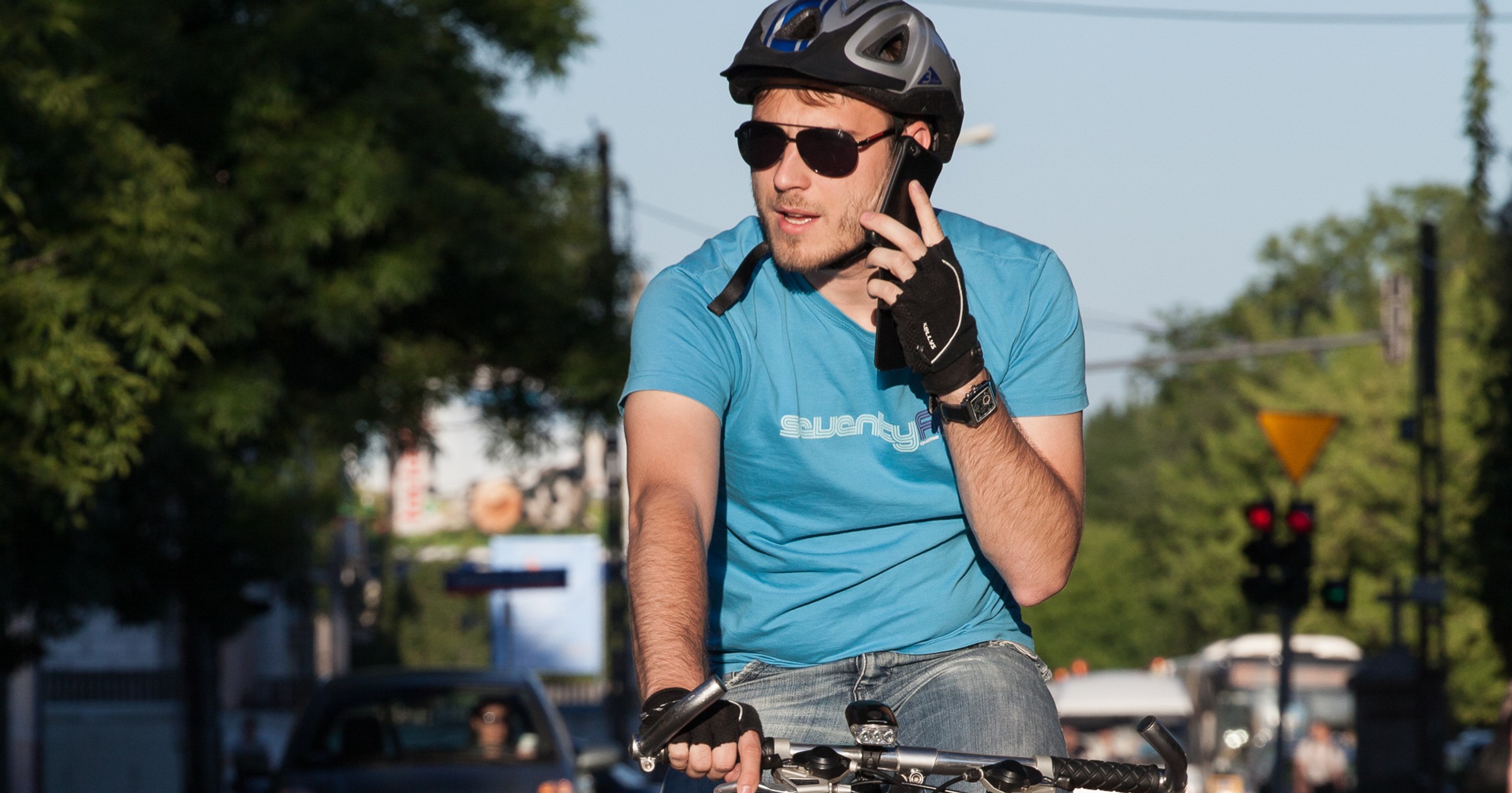 Zakaz używania telefońow podczas jazdy na rowerze