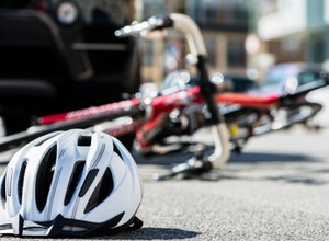 Rowerzysta wjechał w bok samochodu na przejeździe dla rowerów. Zdziwił się, że to jego wina