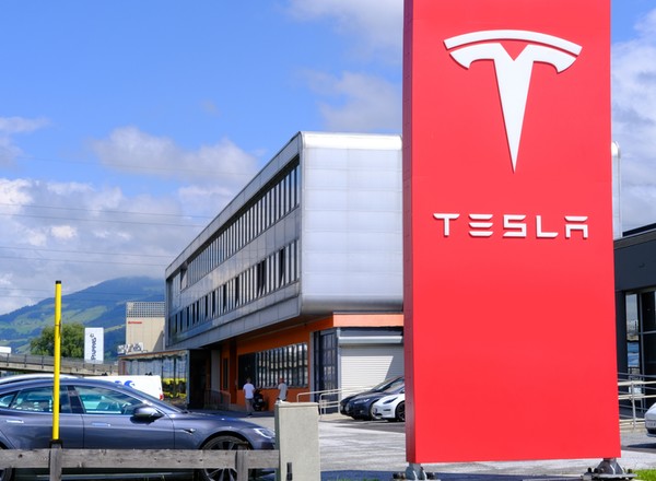Tesla spada na całym świecie. Od bohatera do zera? Duży problem w Chinach