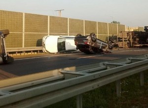 Z lawety spadły samochody - zablokowana droga S7 na Mazowszu