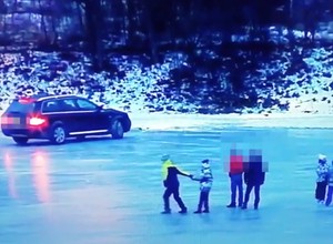 Jeździł samochodem po zamarzniętej rzece wśród ludzi [WIDEO]