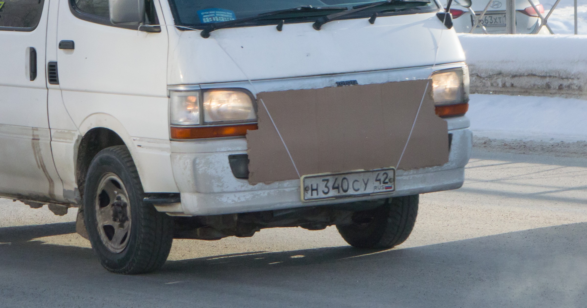 Chłodnica samochodu zasłonięta kartonem