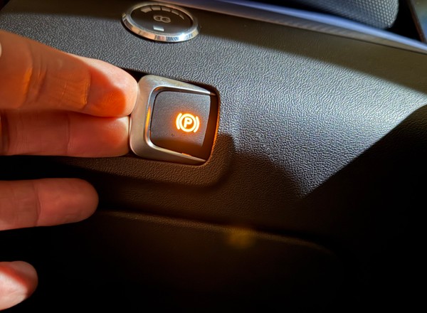 Aktywacja elektrycznego hamulca postojowego podczas jazdy: oto, co się wtedy dzieje