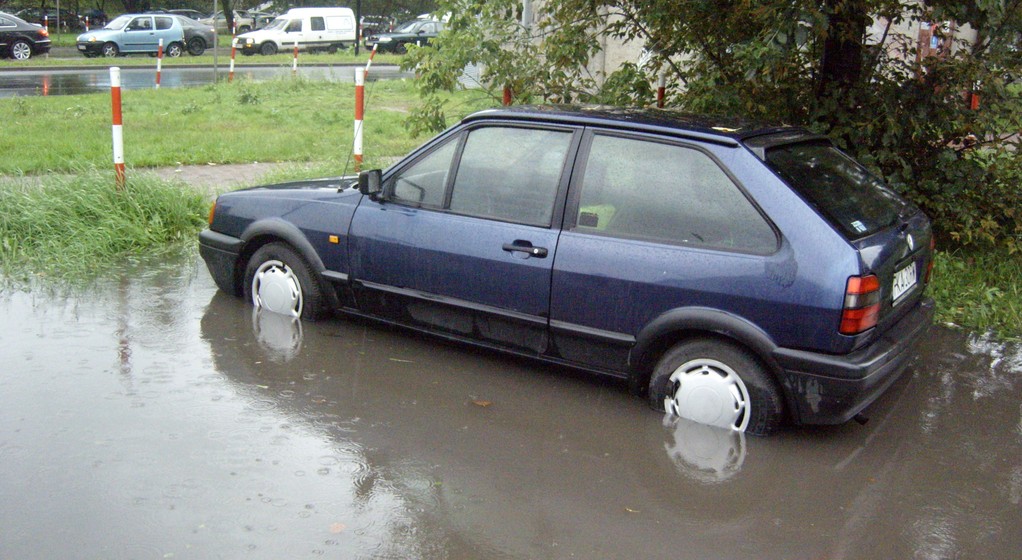 Warszawa znów zalana, utrudnienia na drogach