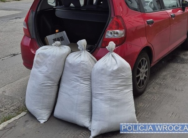 Policjanci postanowili przyjrzeć się czerwonej Hondzie. W małym aucie były aż trzy wielkie worki