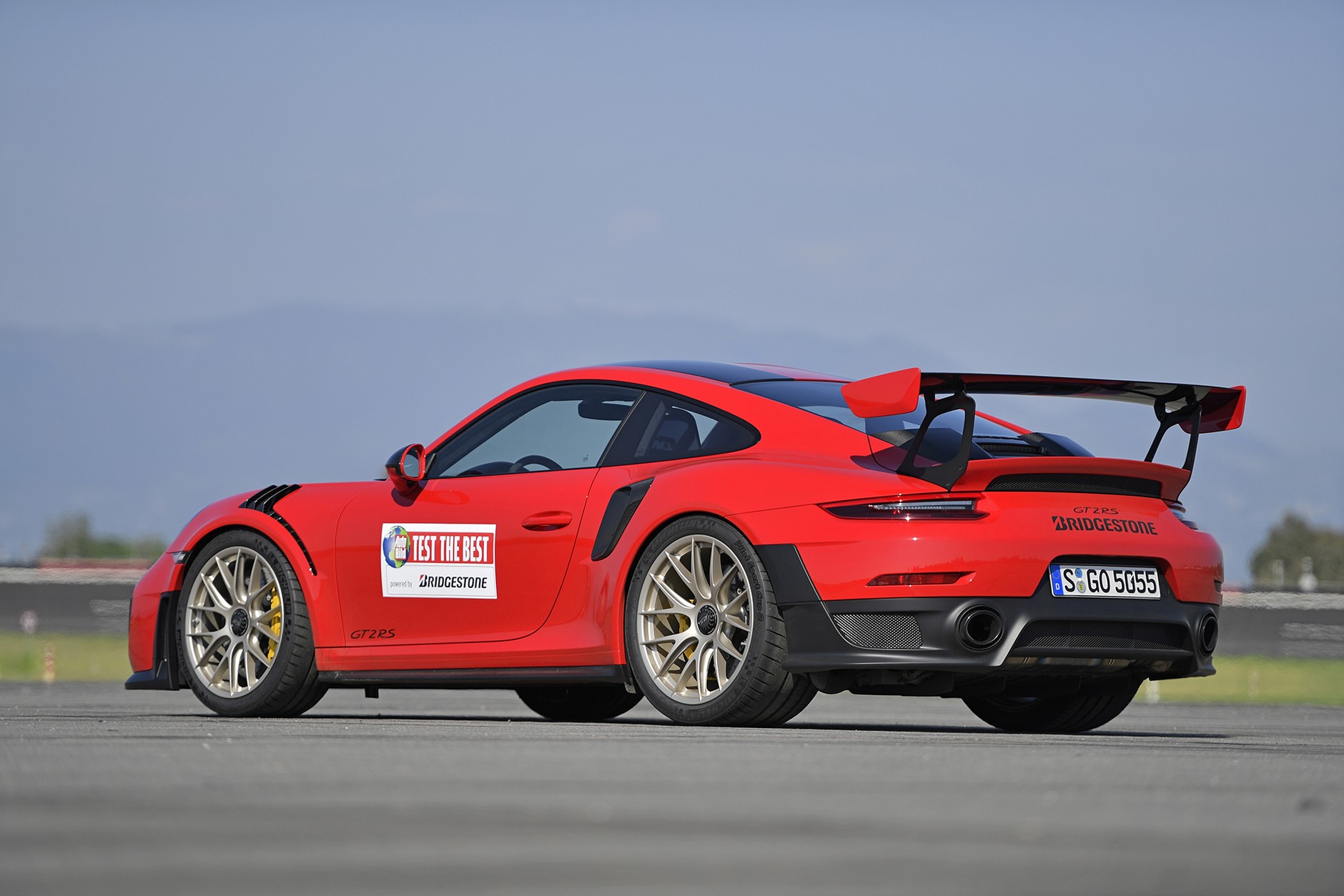 Porsche 911 GT2 RS kontra McLaren 720S - szybko jeździć ty musisz