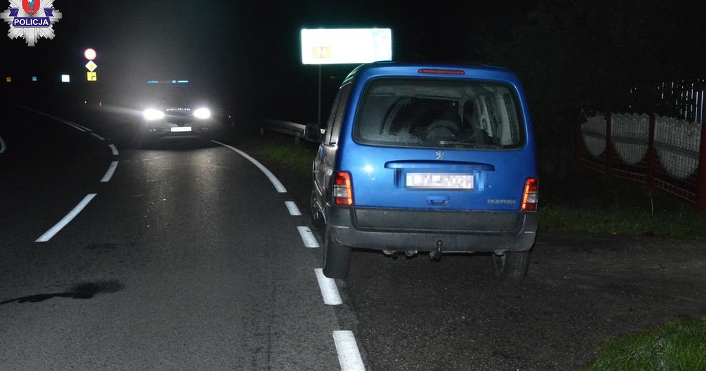 Pijany pieszy położył się w nocy na drodze. Jeden z kierowców go nie zauważył