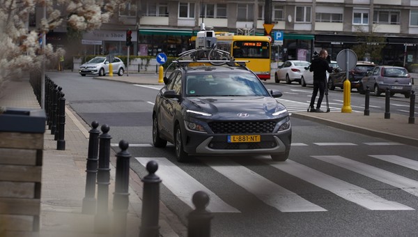 Tajemniczy samochód z kamerami na dachu na ulicach Warszawy. Ma specjalne zadanie