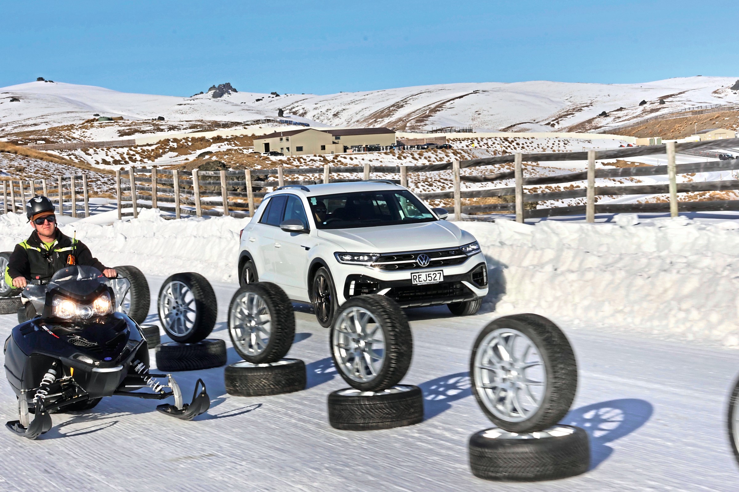 Mamy wyniki testu opon całorocznych do SUV-ów. Niektóre na śniegu wypadają lepiej niż zimówki