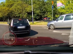 Nieświadomy kierowca czy próba wyłudzenia? To nagranie to prawdziwa "perełka"