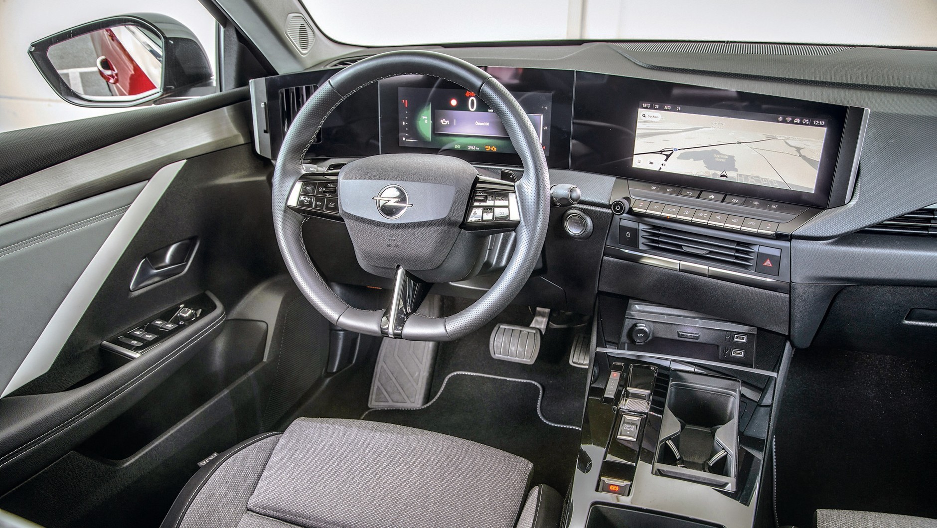 Opel Astra 2022 - bardzo nowoczesny, a jednocześnie wyszukany styl:  duże ekrany, do tego prawdziwe fizyczne przyciski w logicznych grupach.