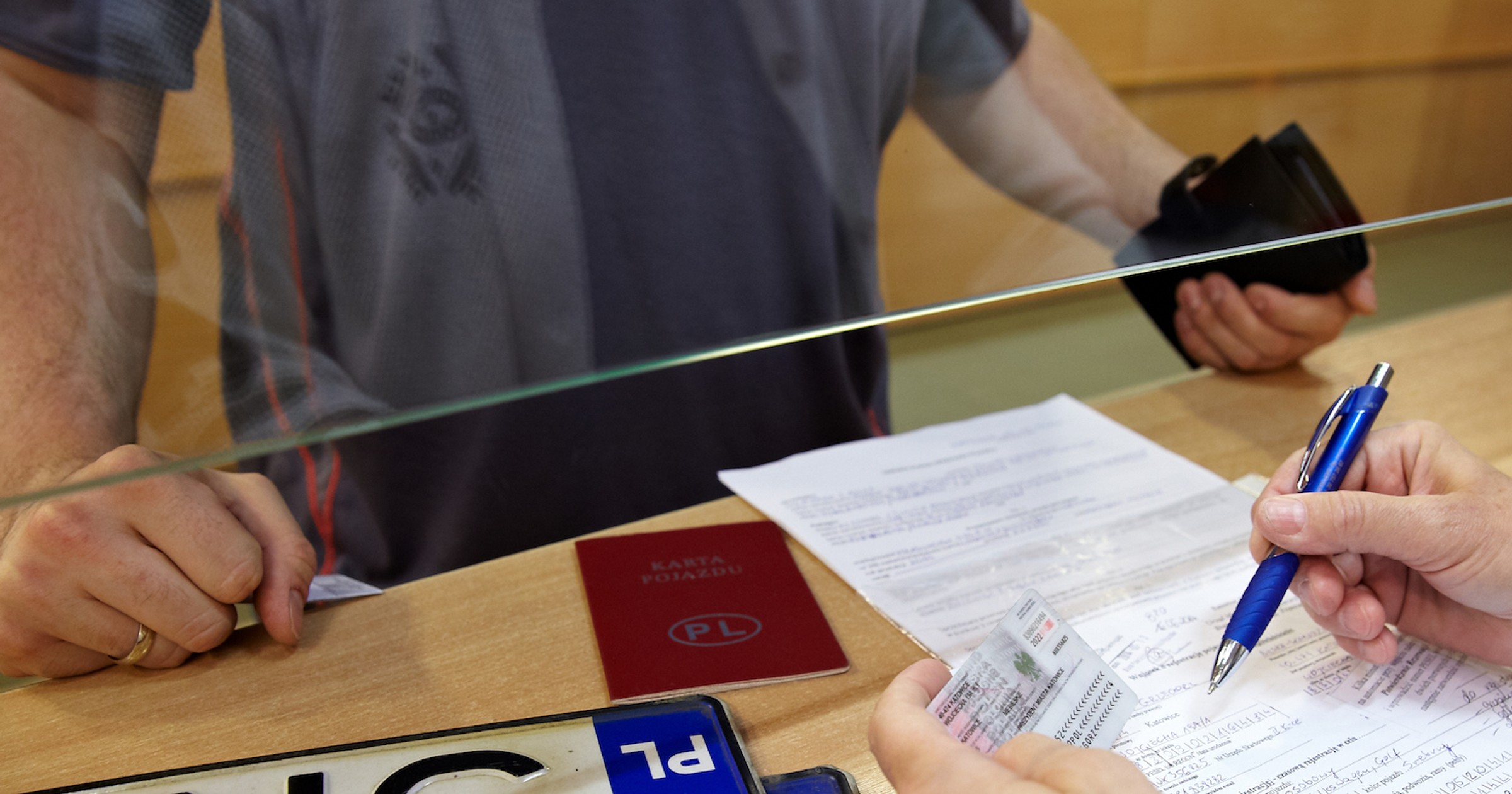 Obecnie różnym czynnościom w wydziałach komunikacji towarzyszą – oprócz opłat zasadniczych – drobne opłaty ewidencyjne