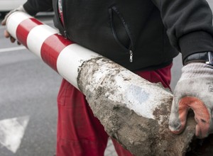 Warszawa porządkuje ulice. Koniec z biało-czerwonymi słupkami
