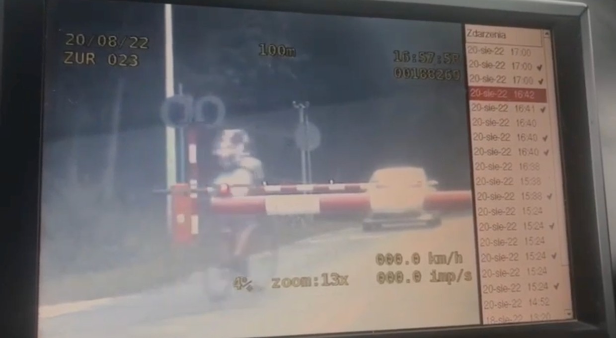 Wjechał na zamknięty przejazd kolejowy. Nie zauważył istotnego szczegółu [WIDEO]