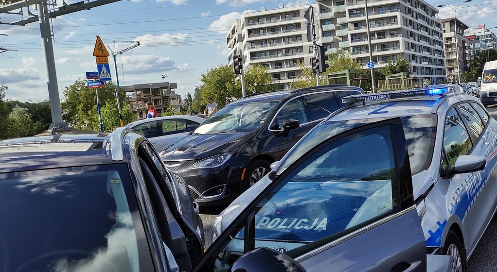 Kolizja radiowozu na warszawskiej Ochocie