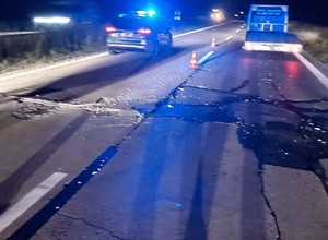 Uszkodzona nawierzchnia autostrady A4. Uwaga na utrudnienia