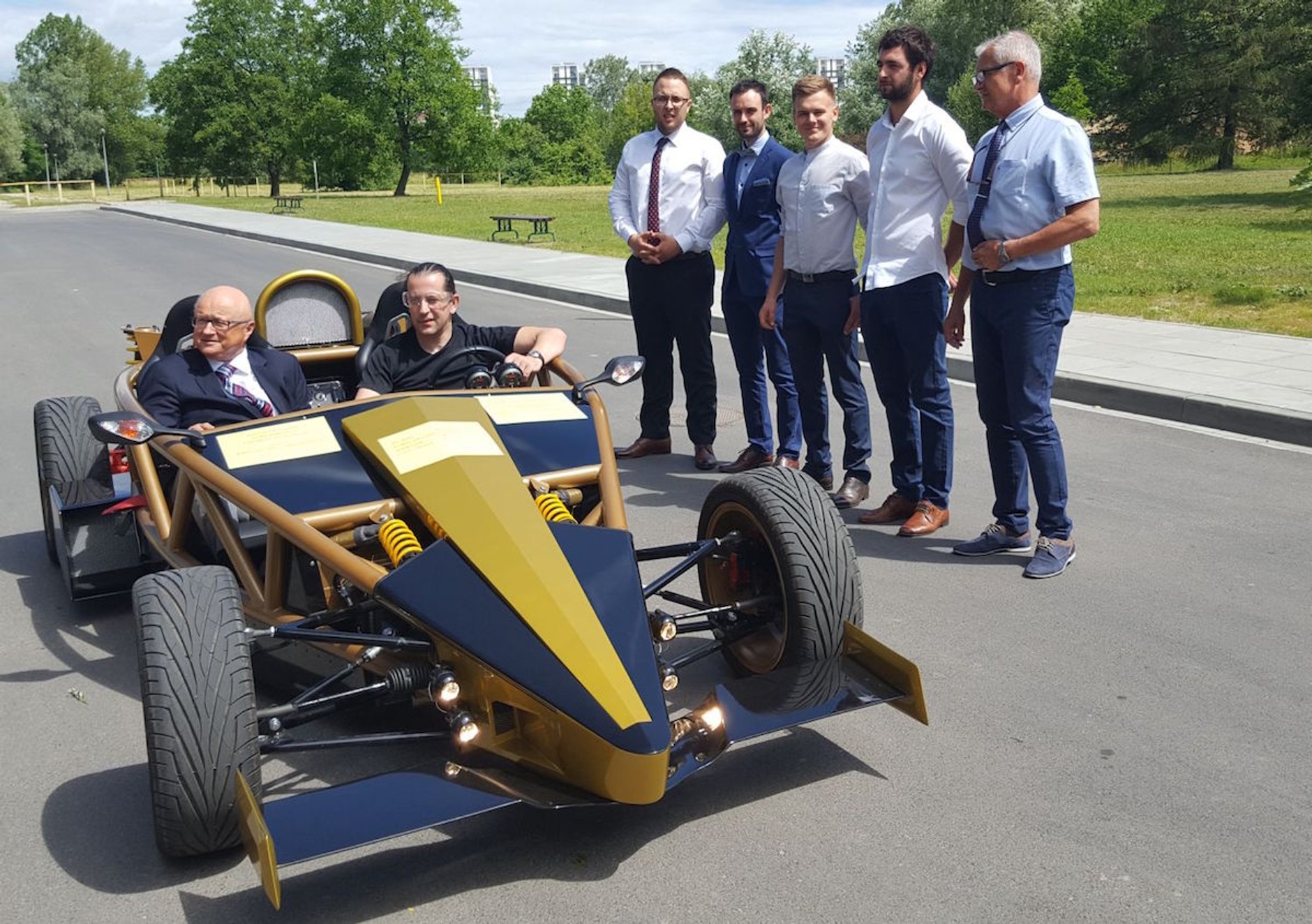 Wyścigowy bolid - praca dyplomowa studentów PK