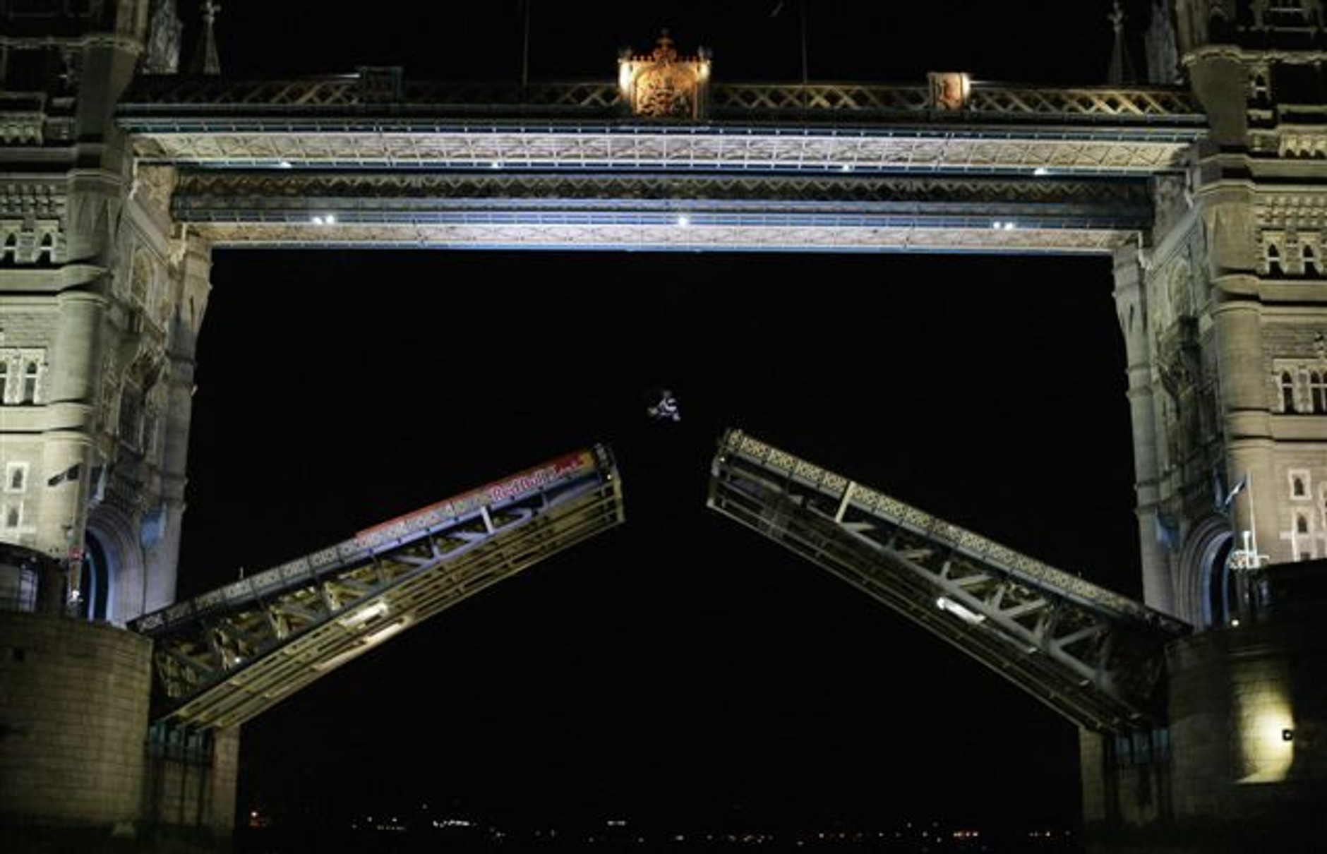 Red Bull X-Fighters: backflip na londyńskim Tower Bridge