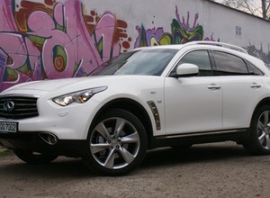 Infiniti QX70 S Premium 5.0 - cudownie niepraktyczny SUV