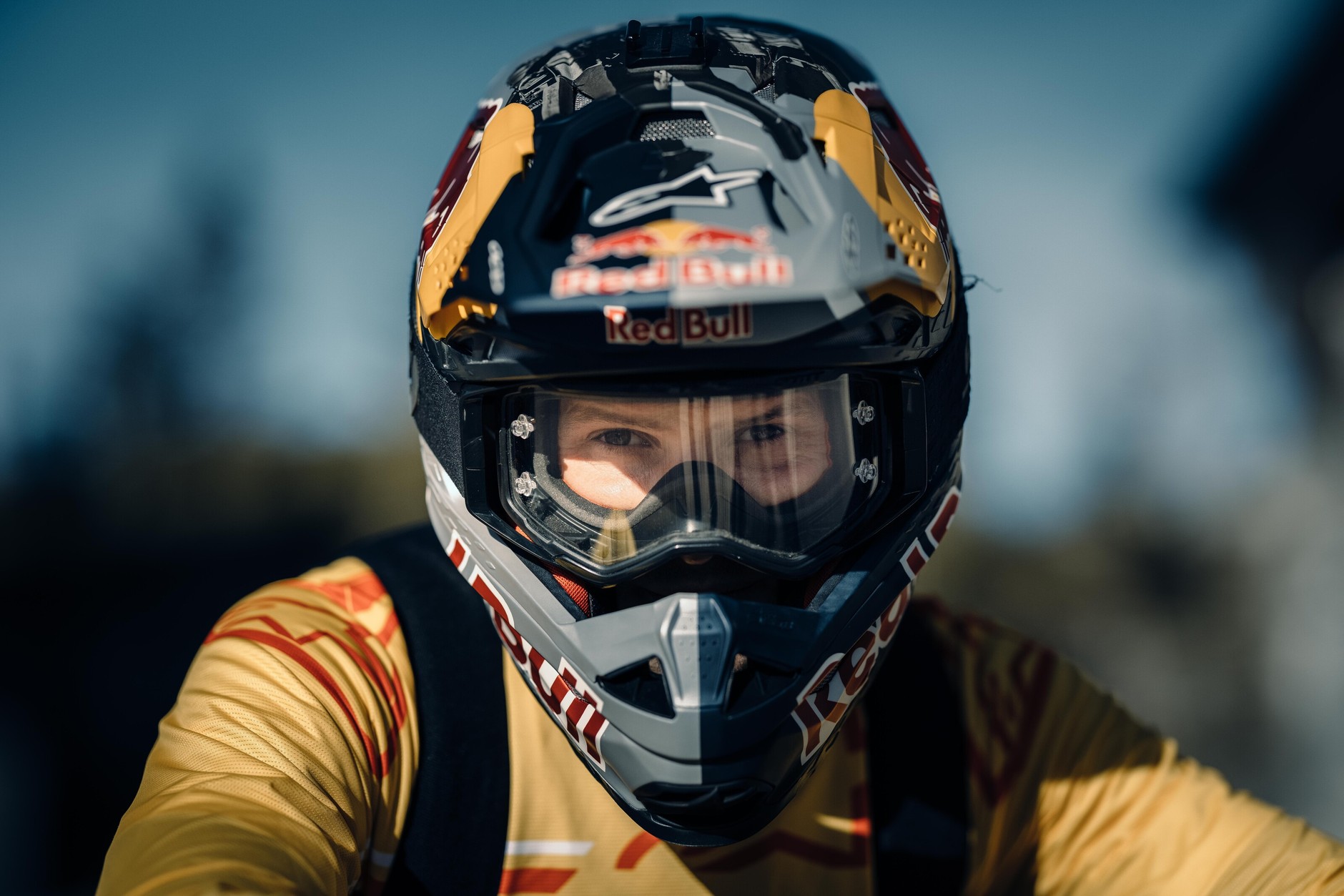 Red Bull Tom Pagès wyskoczył z klifu wprost w przepaść