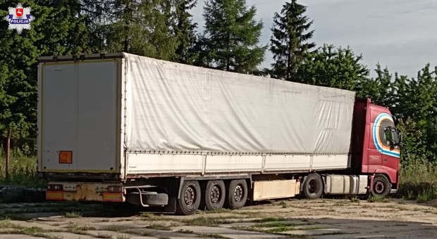 Jechał wężykiem, ale policjanci oniemieli, dopiero gdy otworzył drzwi szoferki