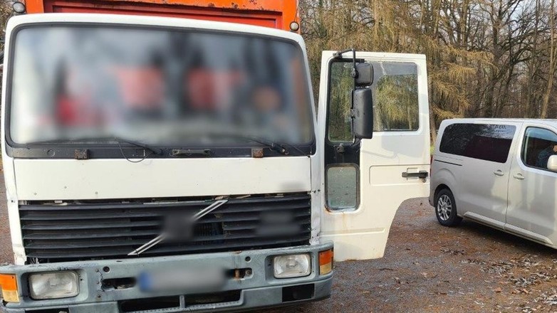 Zatrzymana do kontroli ciężarówka i nieoznakowany radiowóz podkarpackiej Inspekcji Transportu Drogowego.