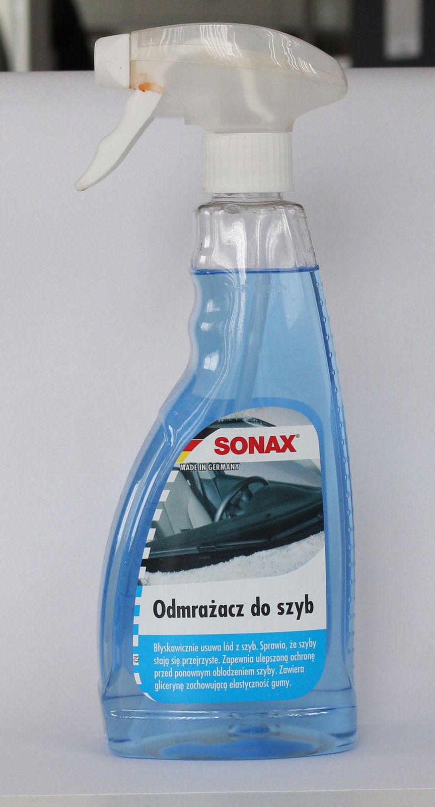 Odmrażacze do szyb i zamków - używać skrobaczki czy chemii?