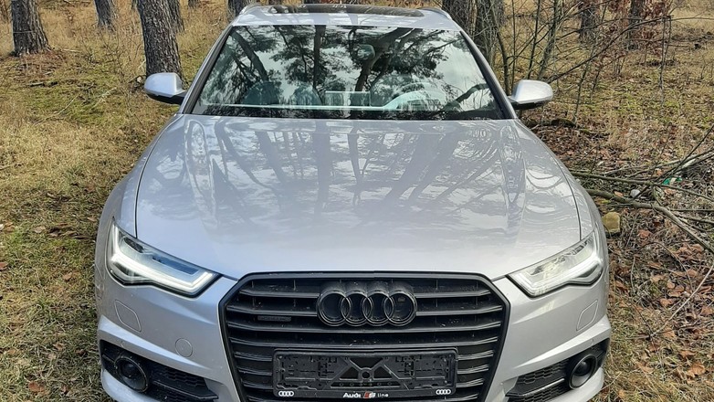 Luksusowe Audi z włączonym silnikiem porzucone w lesie