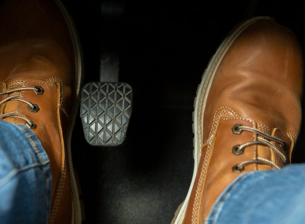 Lepiej nie robić tego z pedałami samochodu. To proszenie się o kłopoty