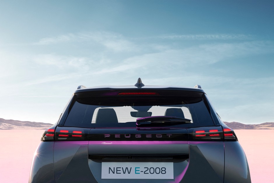 Peugeot E-2008 2023