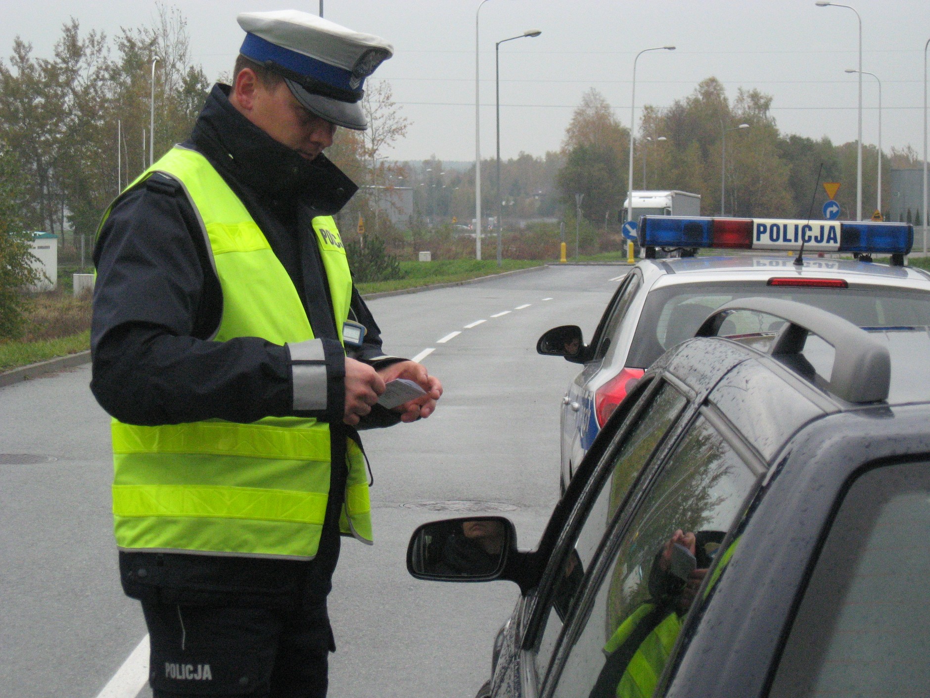 Policjanci będą kontrolować samochody i autobusy. Szczególnie zwrócą uwagę na stan techniczny oraz prędkość