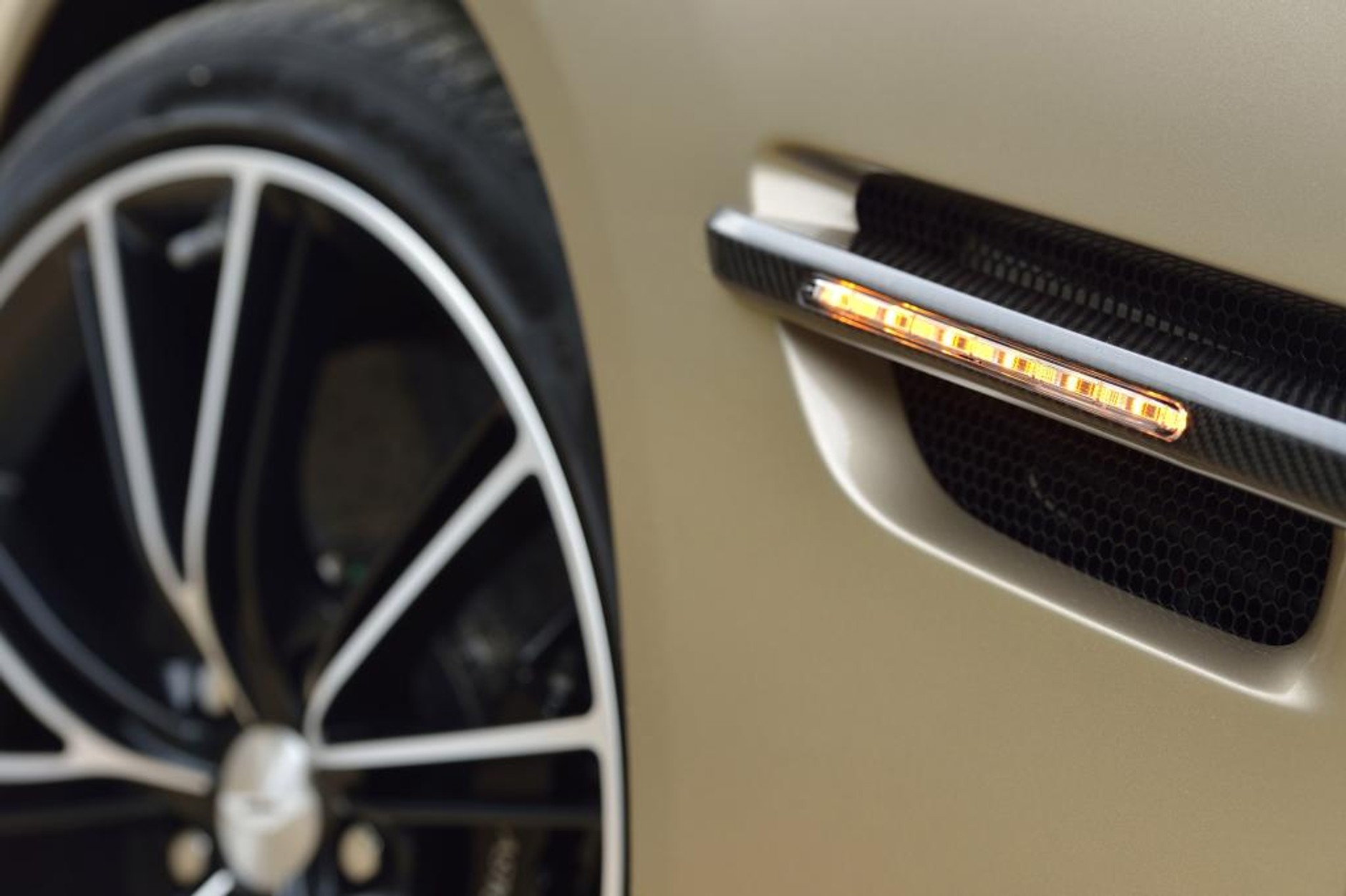 Jak jeździ Aston Martin Vanquish?