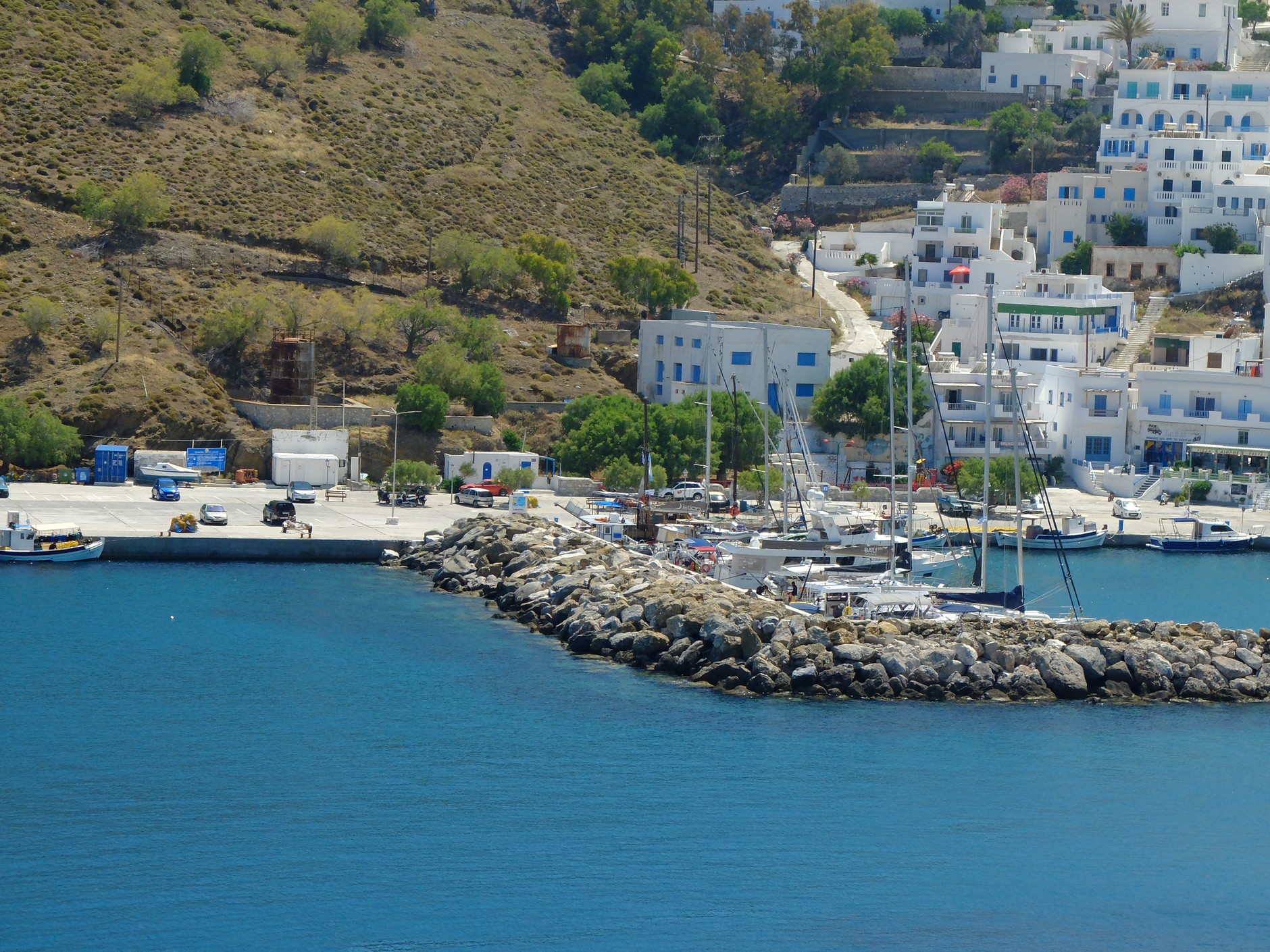 Astypalea to skalista wyspa z przewyższeniami do ok. 500 metrów. Powierzchnia wyspy to ok. 100 km kwadratowych, z czego znaczna część nie jest zamieszkana