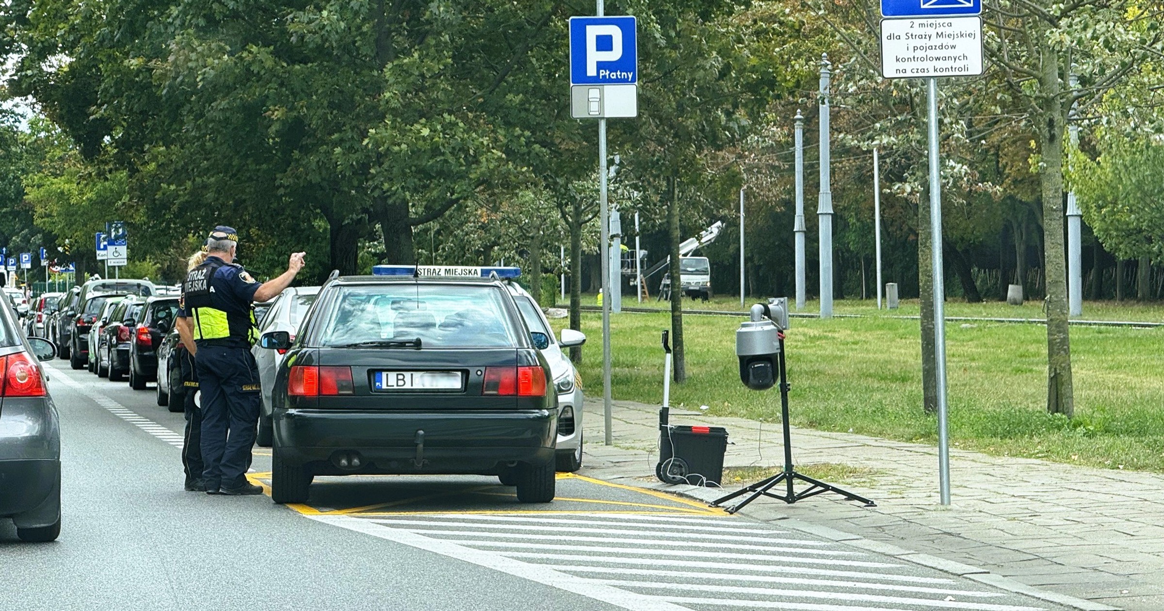 Kontrola samochodu wjeżdżającego do SCT w Warszawie