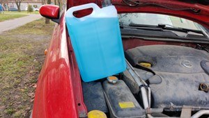 Zamarznięty płyn do spryskiwaczy - co robić? Proste triki. Uważaj na porady